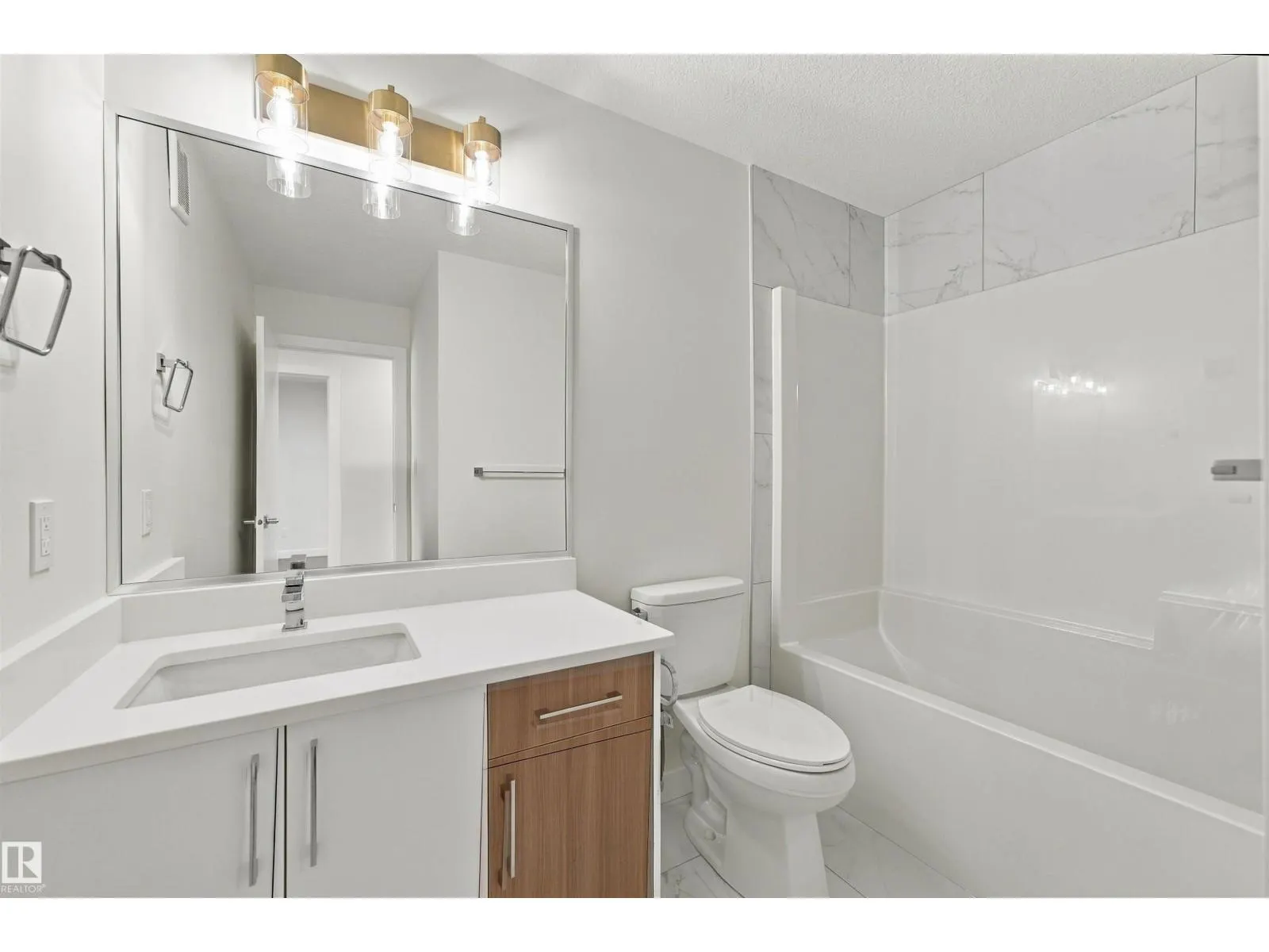 3824 39 St