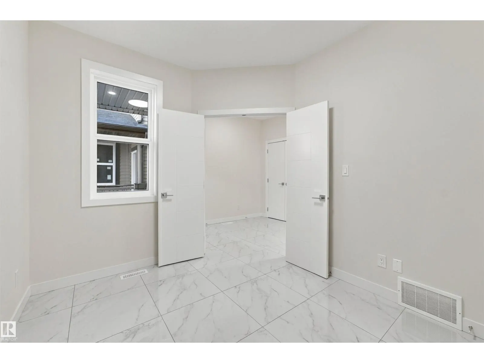 3824 39 St