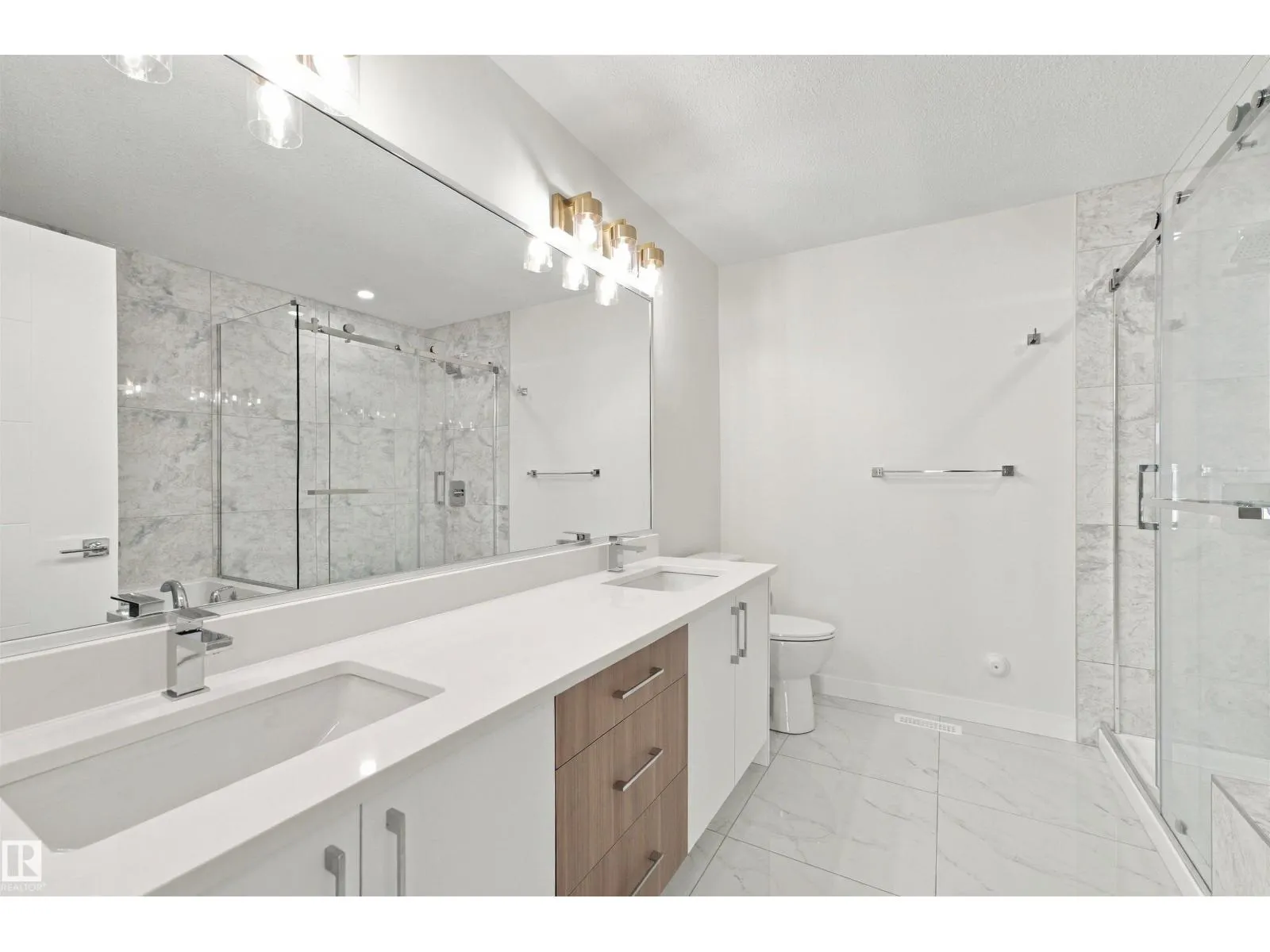 3824 39 St