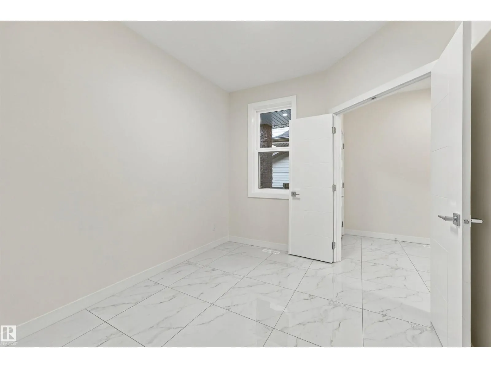 3824 39 St