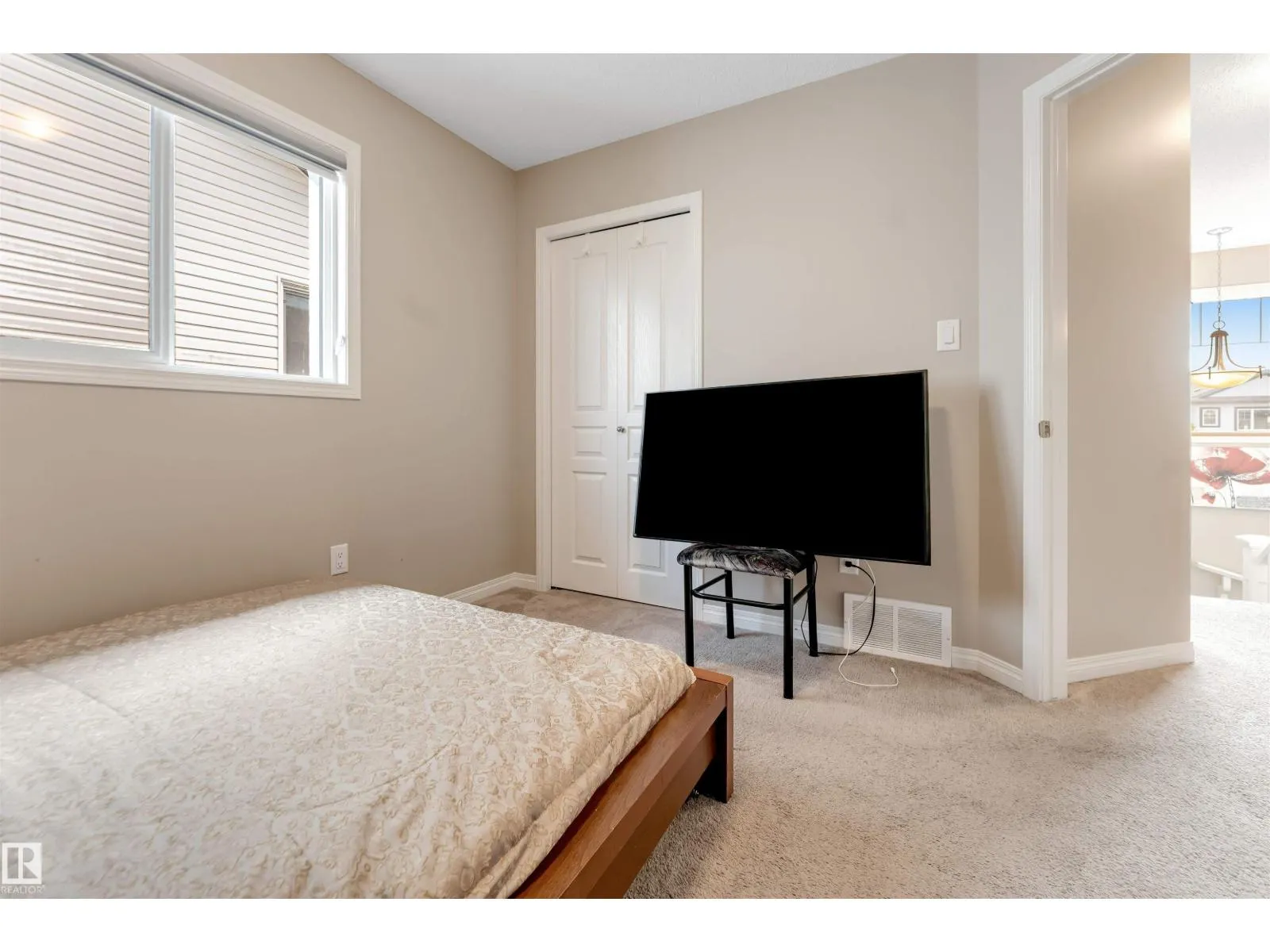 3304 13 AV NW