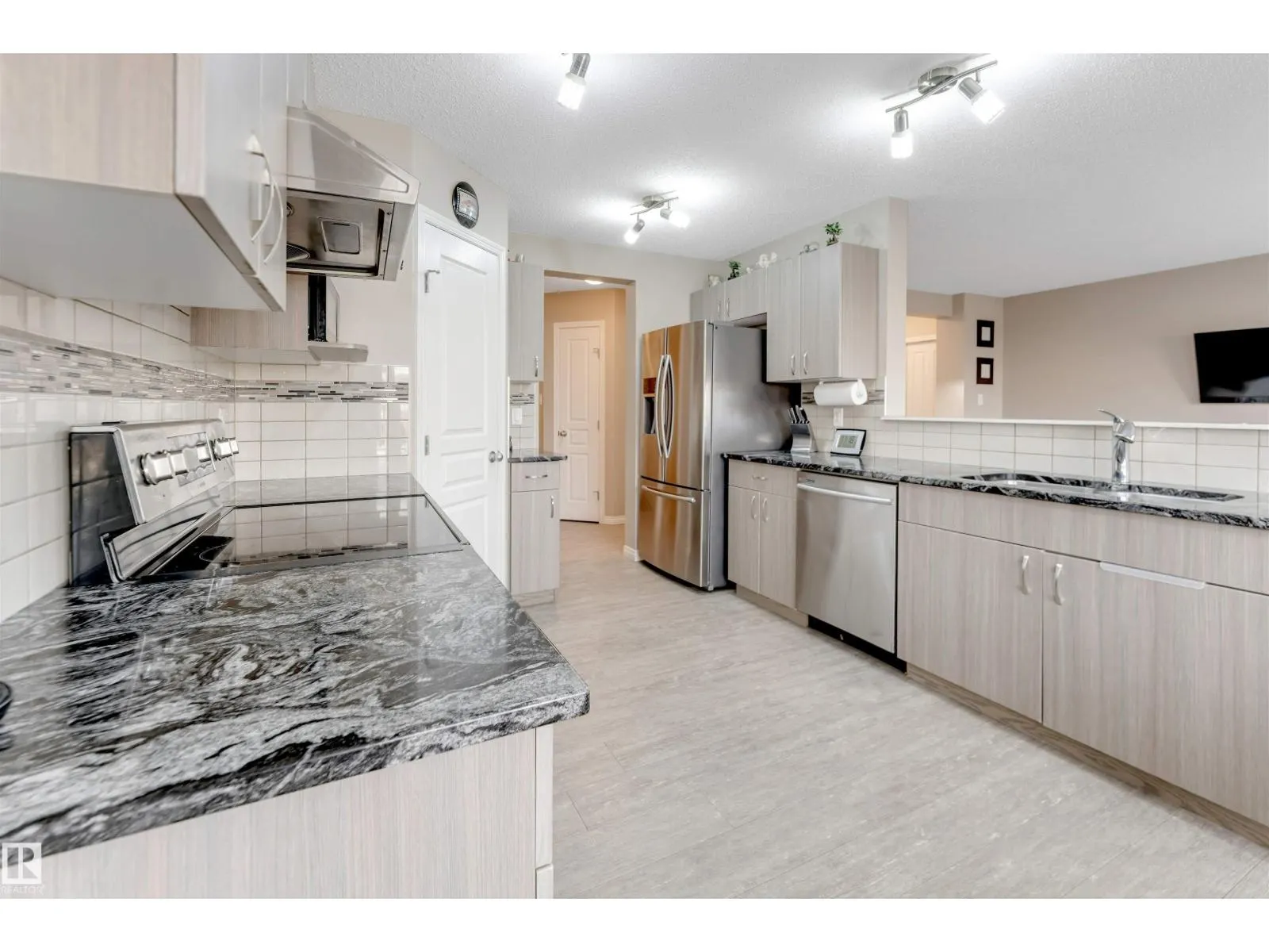 3304 13 AV NW