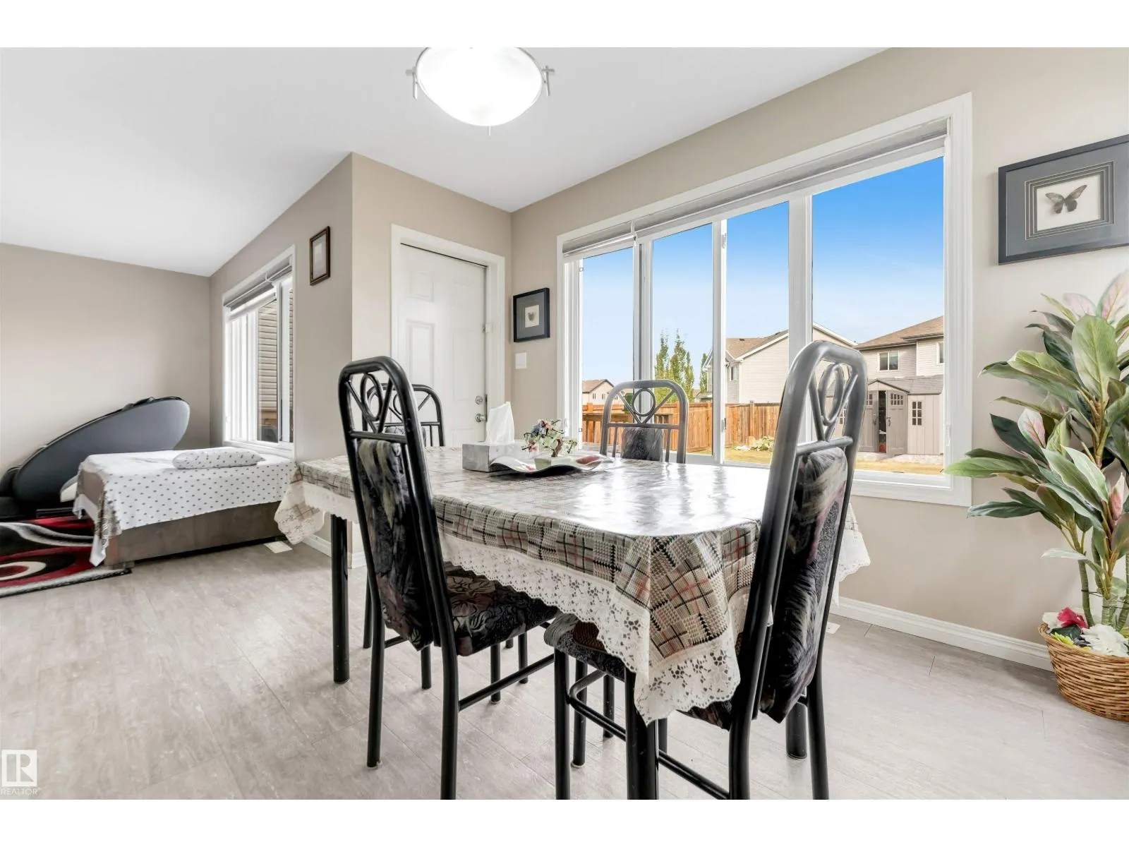 3304 13 AV NW