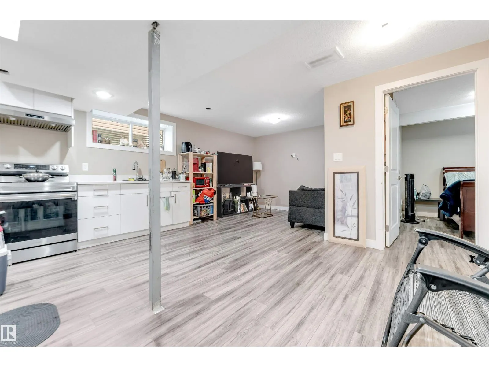 3304 13 AV NW