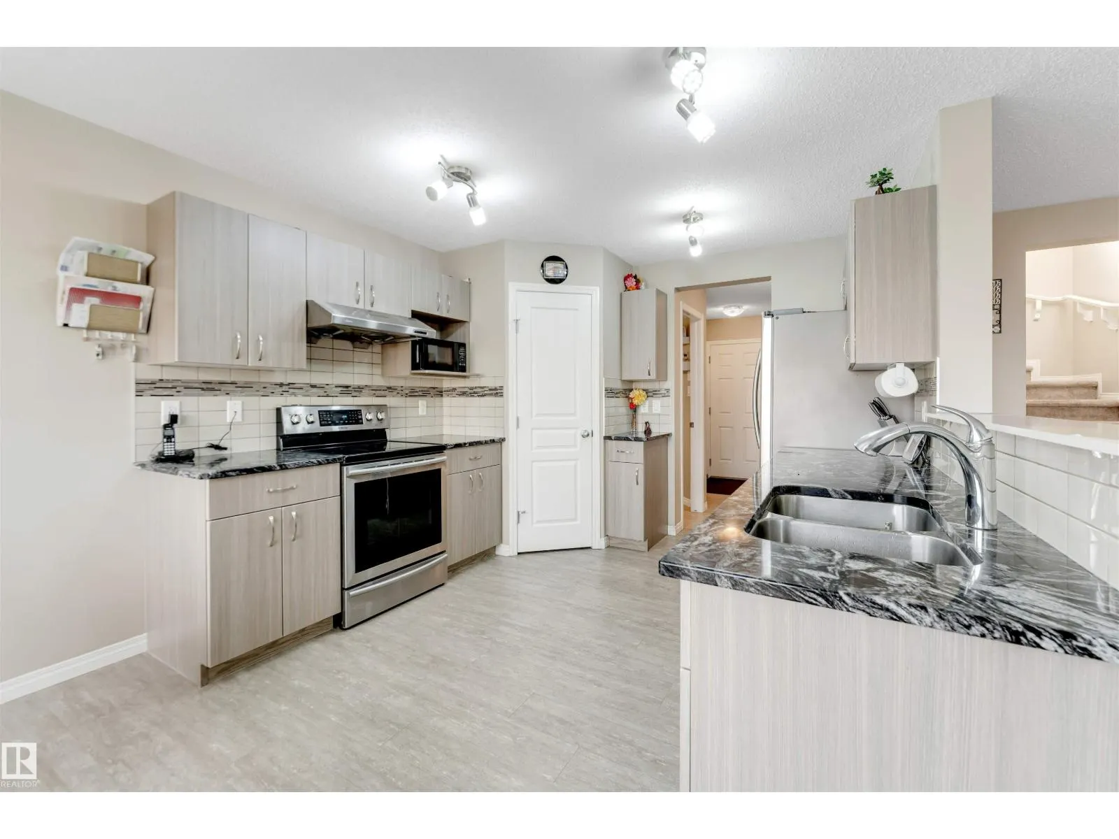 3304 13 AV NW
