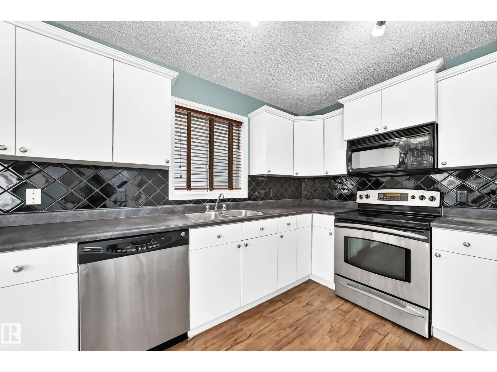 8 SPRUCE VILLAGE WY
