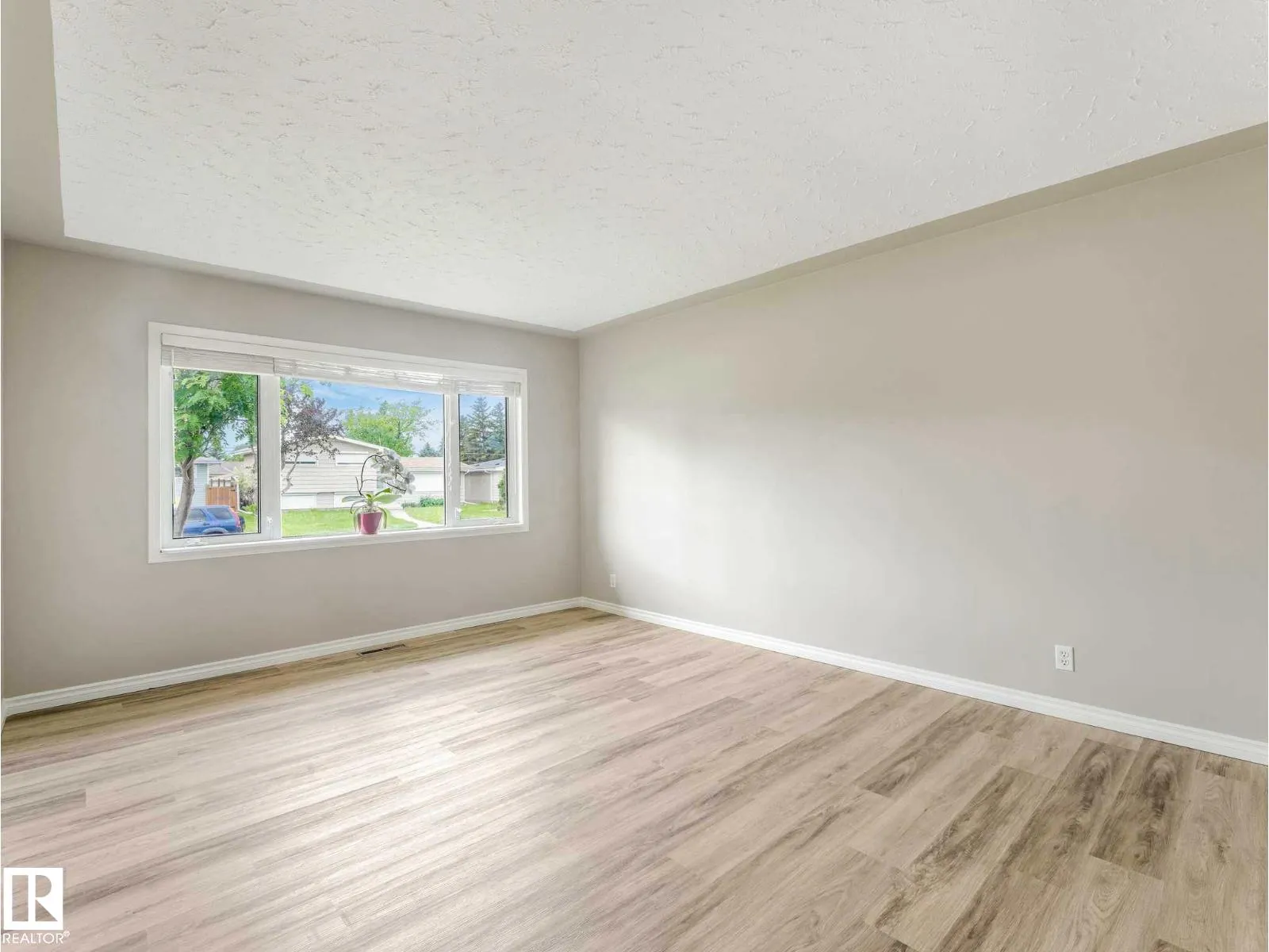 15916 88B AV NW