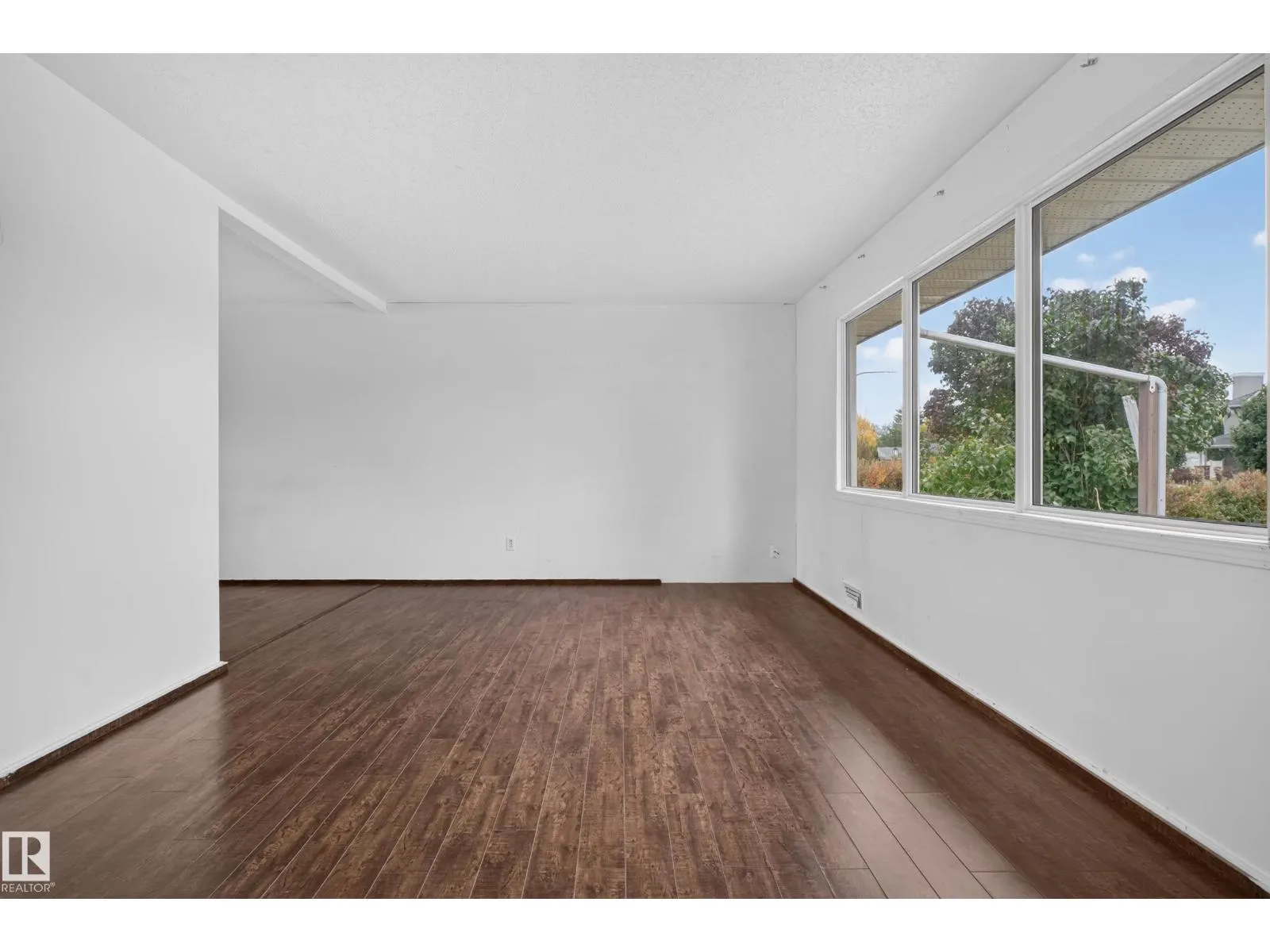 5504 105 AV NW