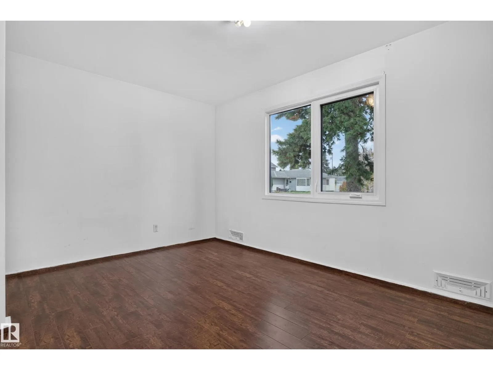 5504 105 AV NW