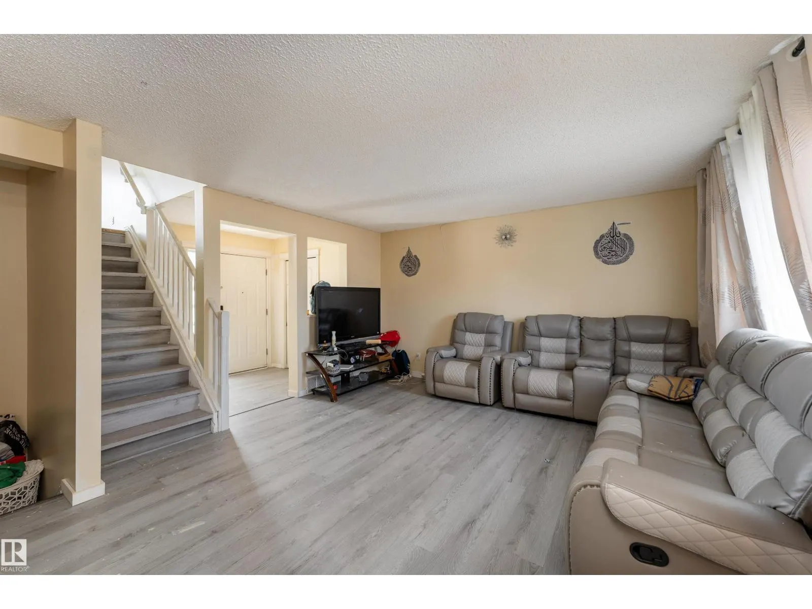 8910 7 AV SW