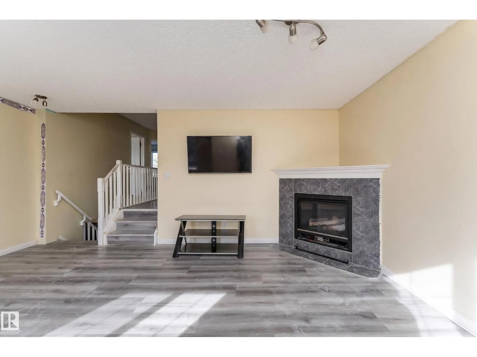 8910 7 AV SW