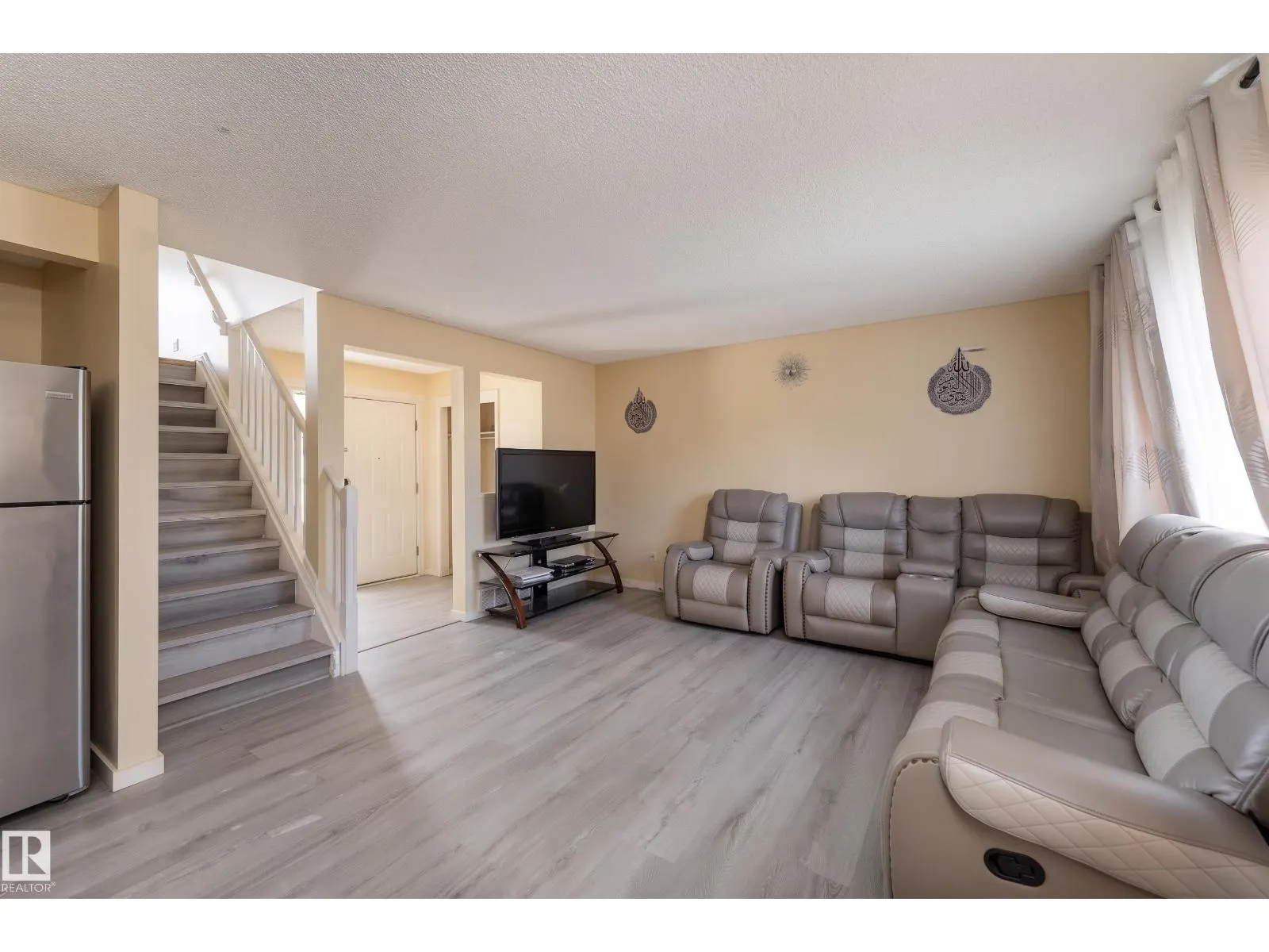 8910 7 AV SW