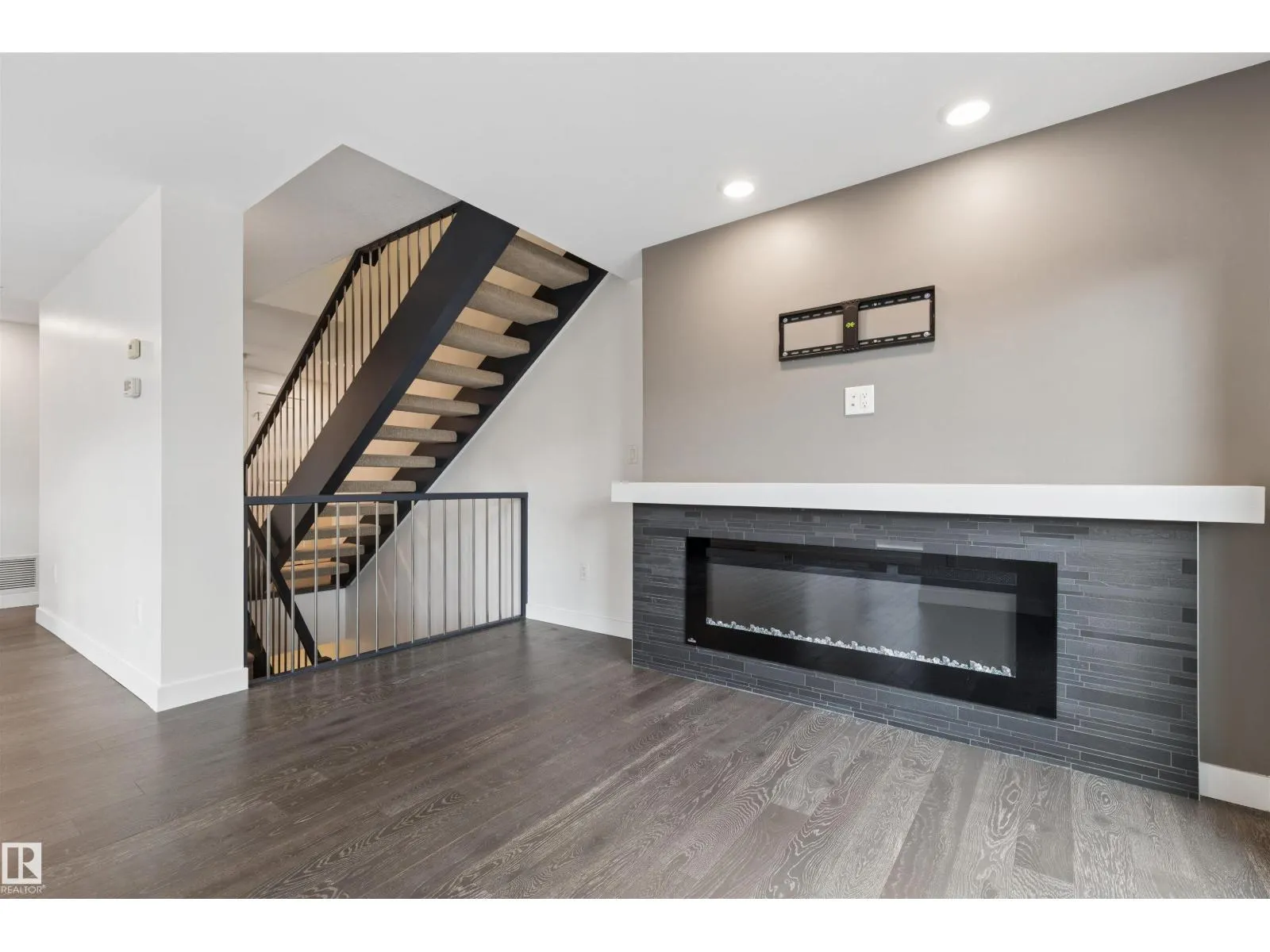 #203 9720 106 ST NW