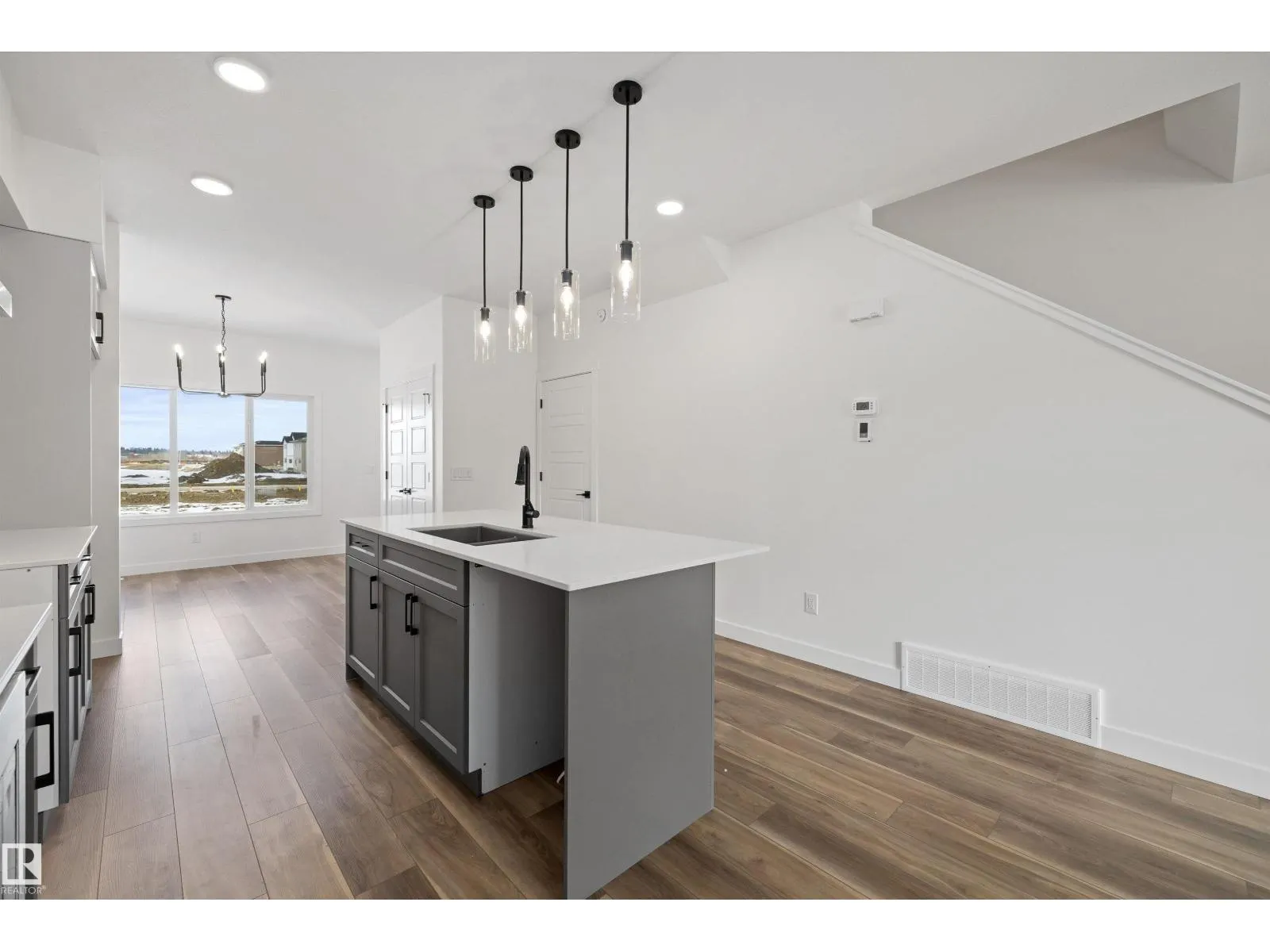 634 176 AV NE