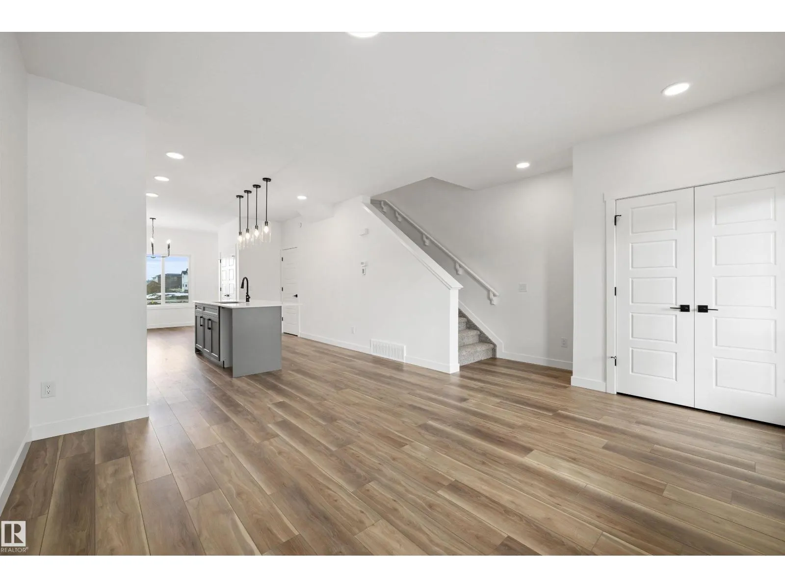634 176 AV NE