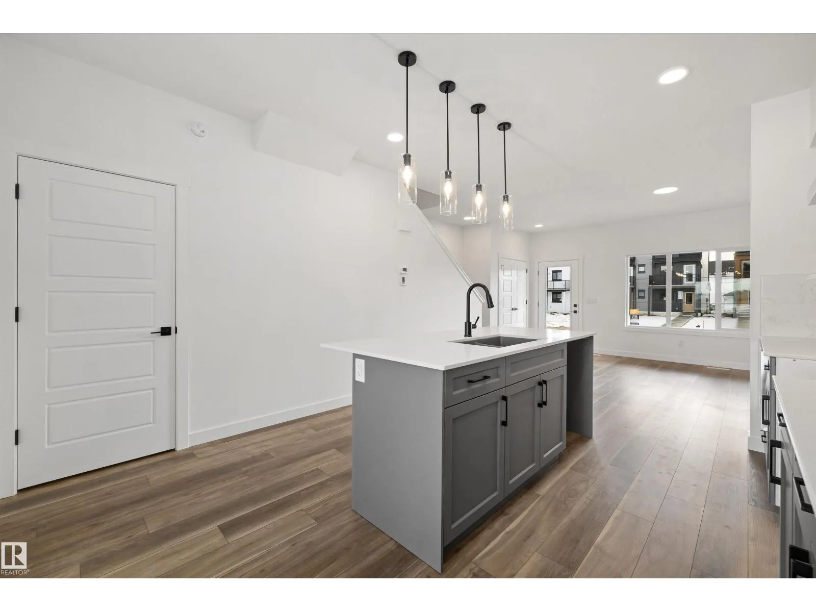 634 176 AV NE