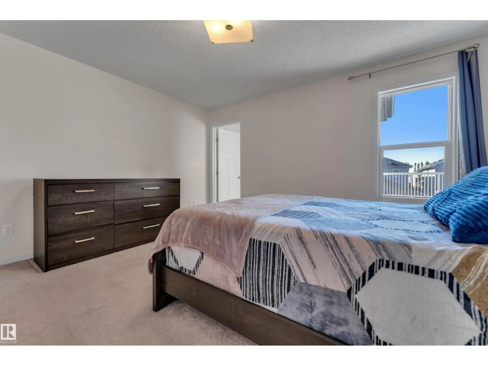 1517 27 AV NW