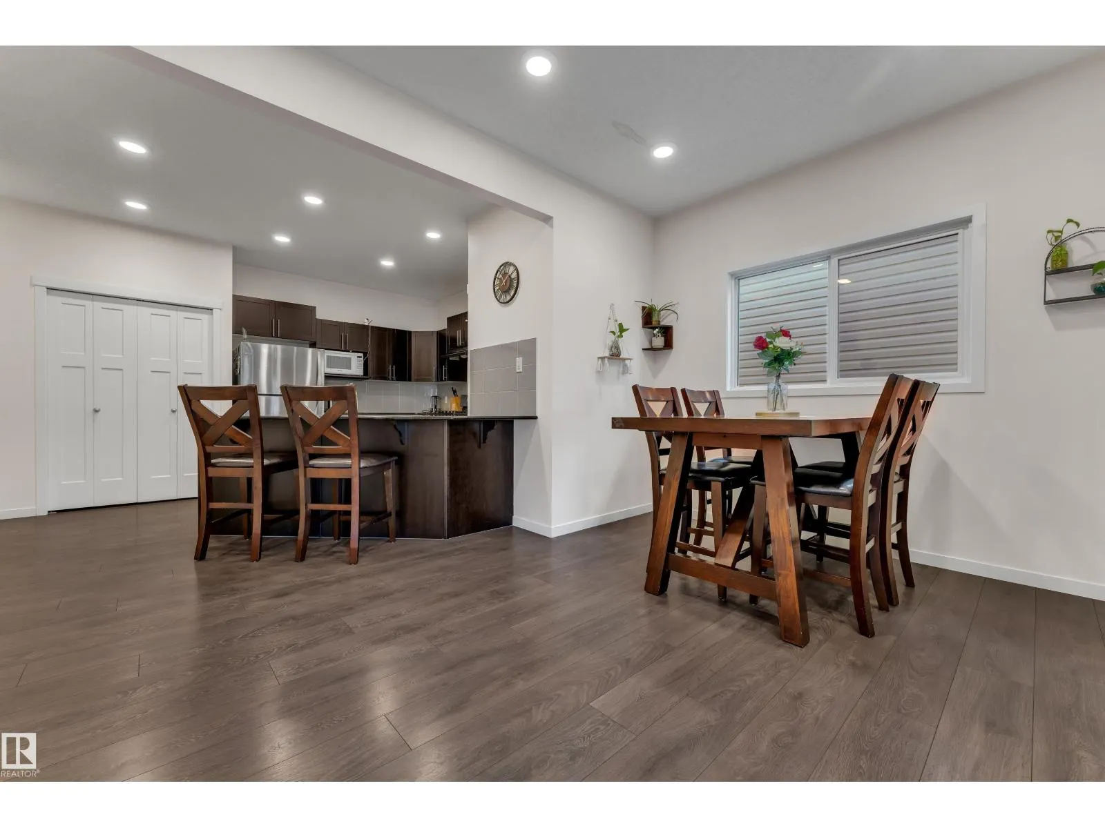 1517 27 AV NW