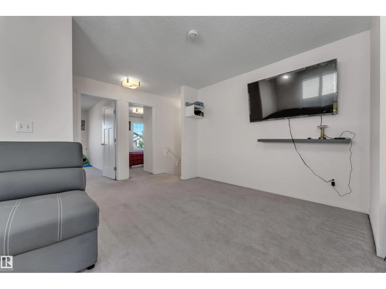 1517 27 AV NW
