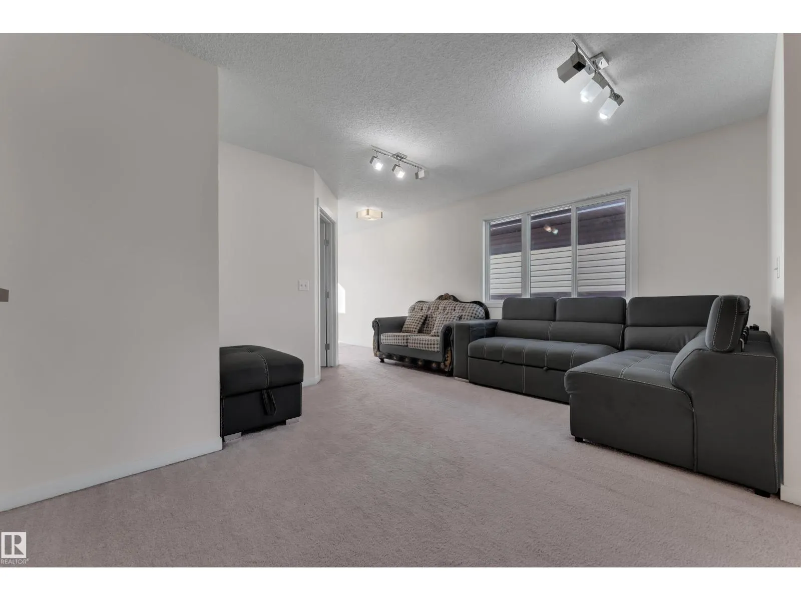 1517 27 AV NW