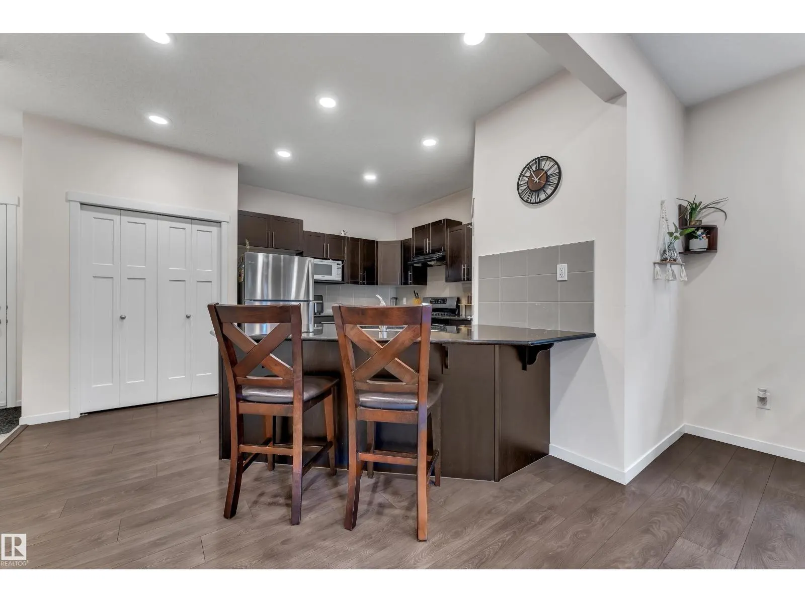 1517 27 AV NW