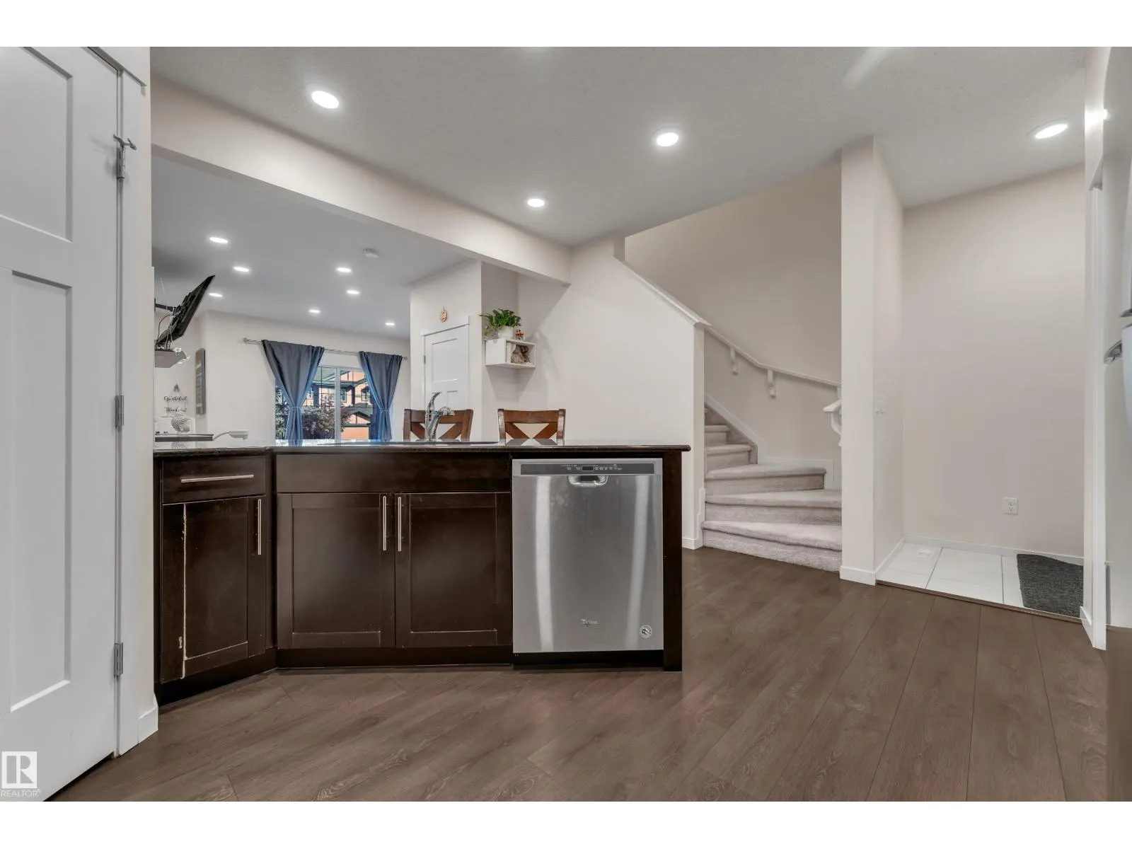 1517 27 AV NW