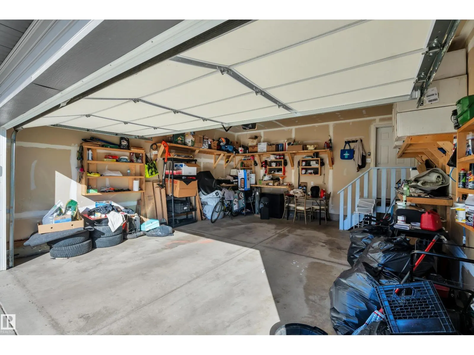 1517 27 AV NW