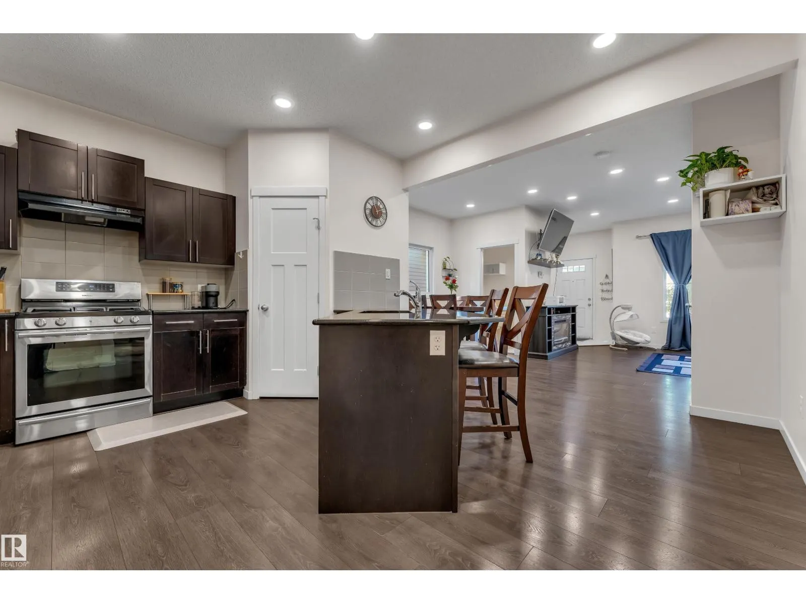 1517 27 AV NW