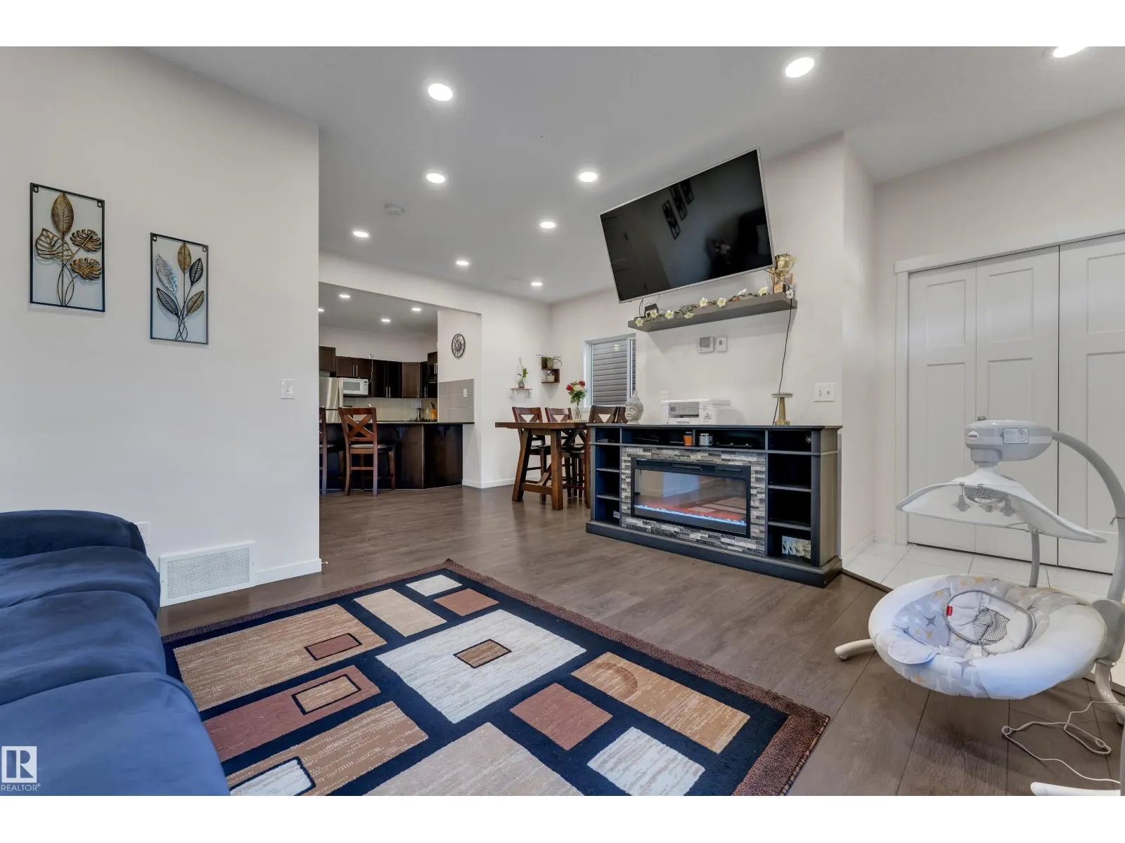 1517 27 AV NW