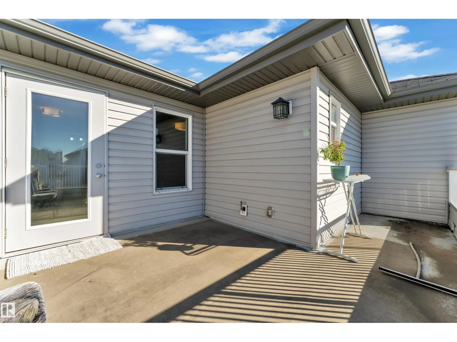 1517 27 AV NW