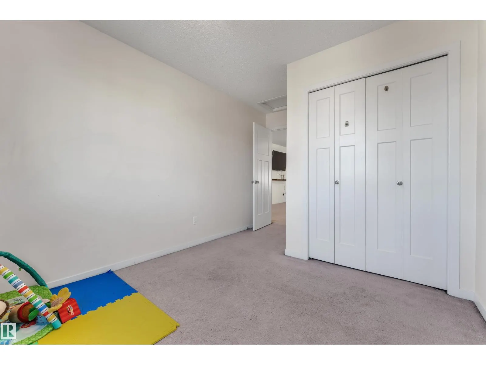 1517 27 AV NW