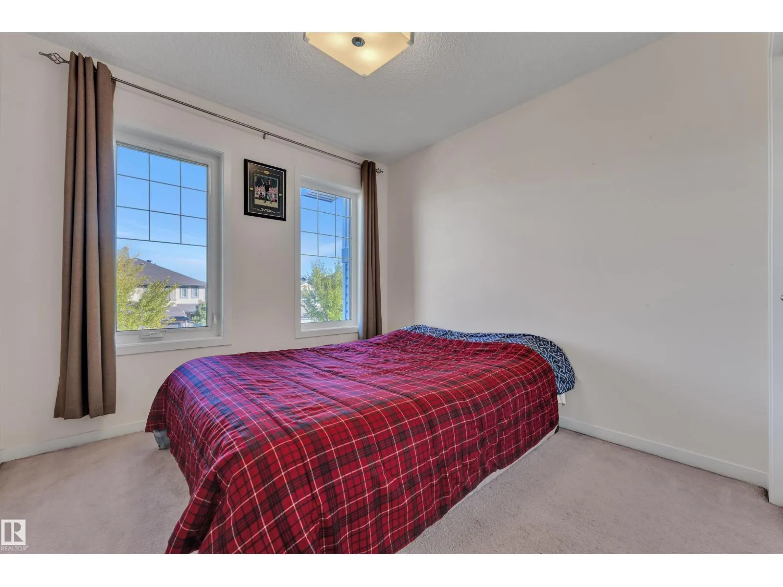 1517 27 AV NW