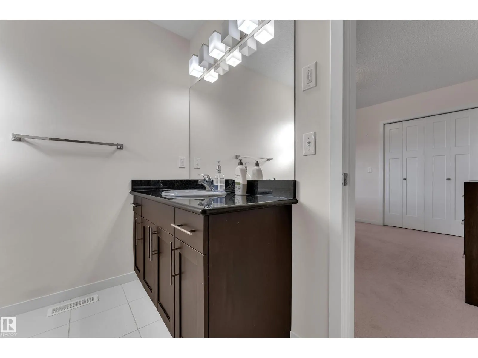 1517 27 AV NW