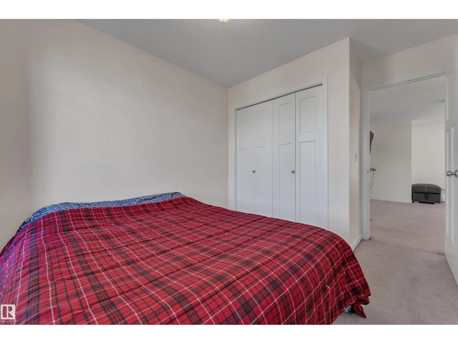 1517 27 AV NW