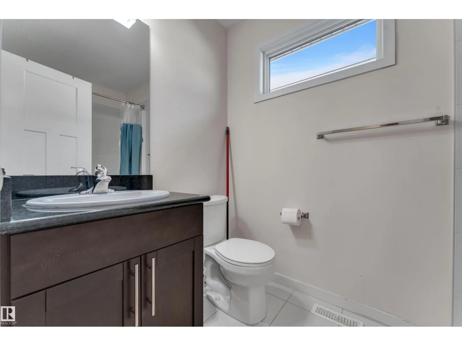 1517 27 AV NW