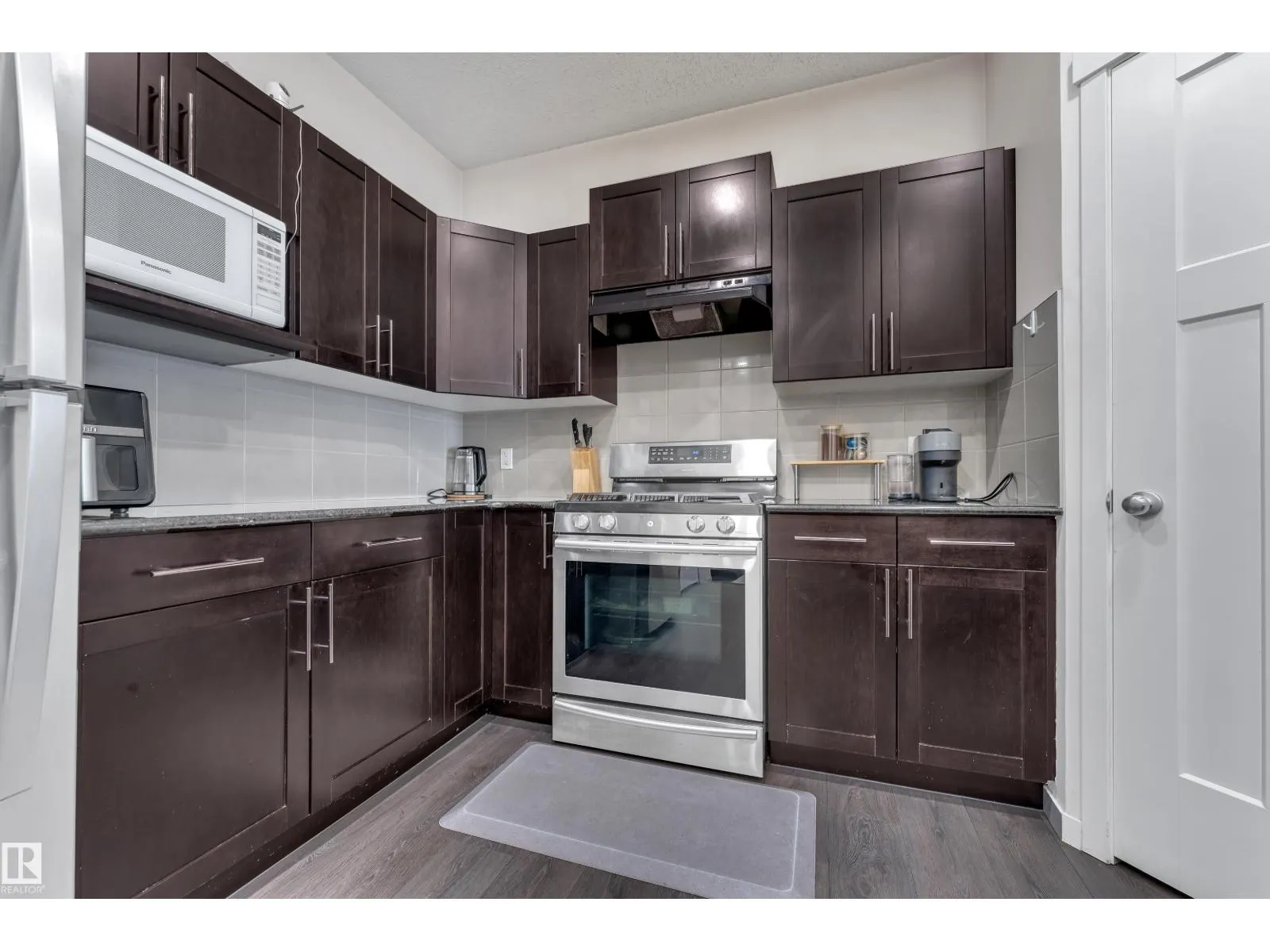 1517 27 AV NW