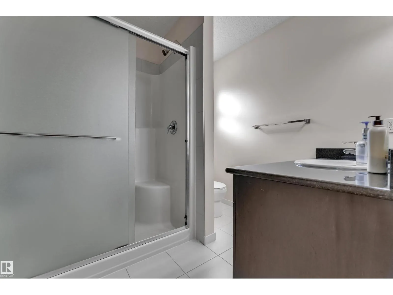 1517 27 AV NW
