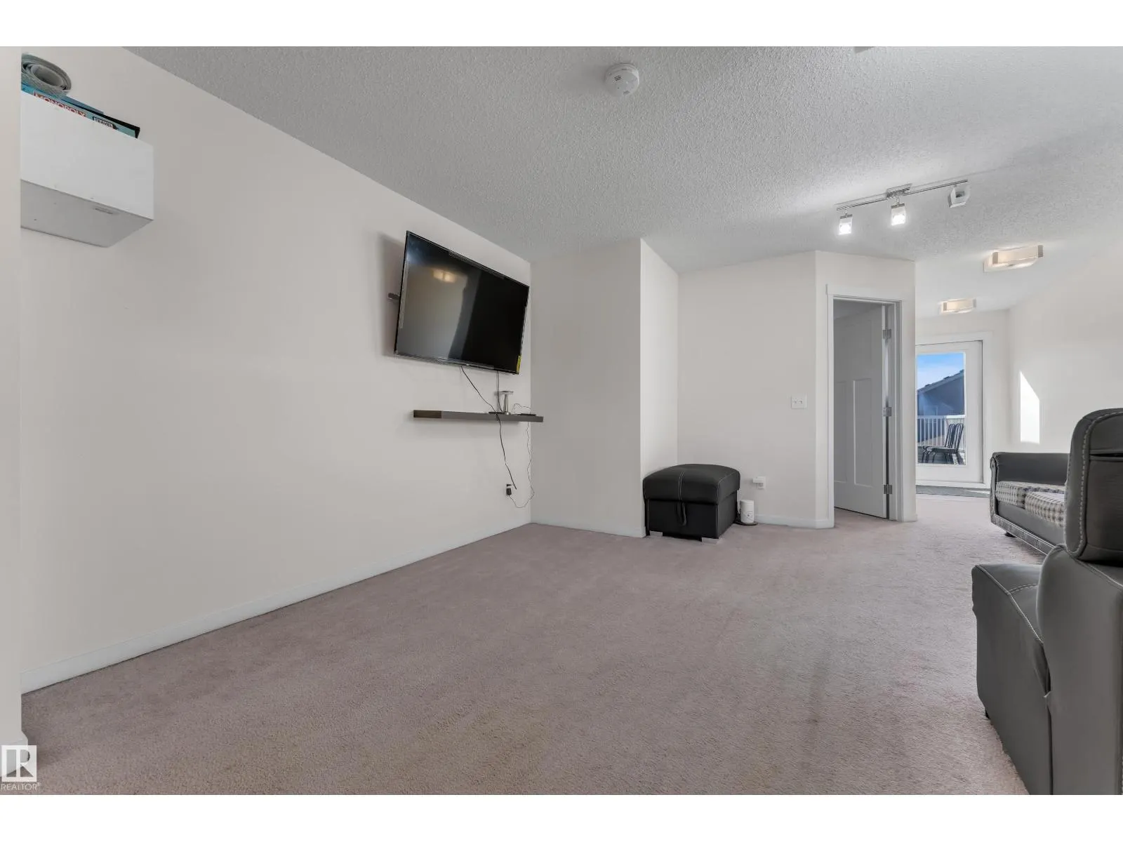 1517 27 AV NW