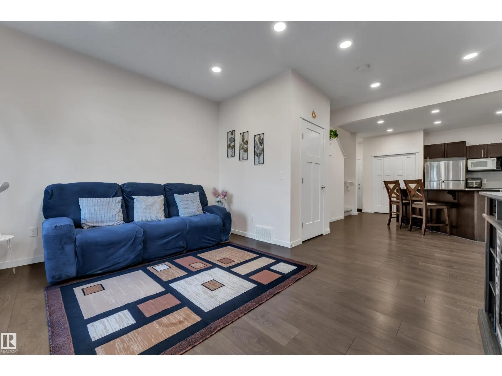 1517 27 AV NW