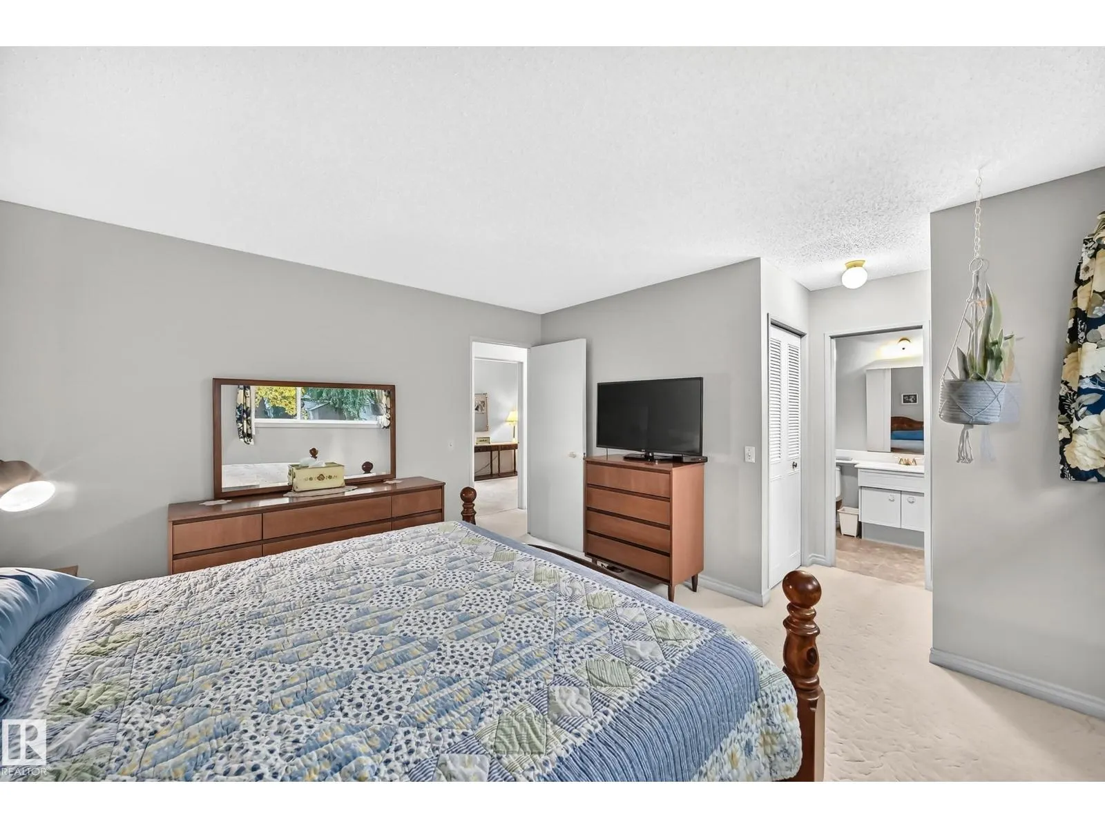 8612 176 ST NW