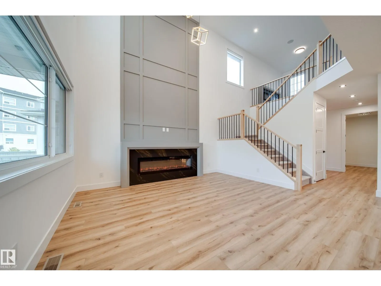 3142 Magpie WY NW