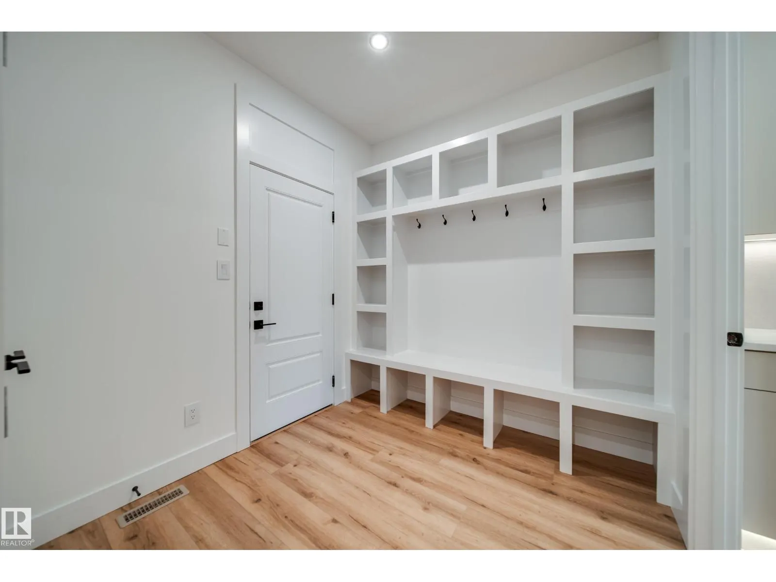 3142 Magpie WY NW