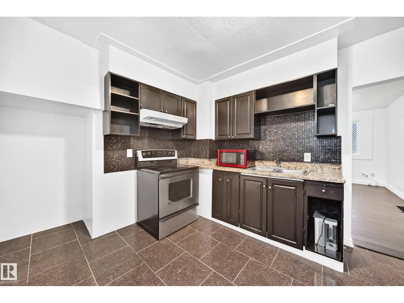 11014 95 ST NW