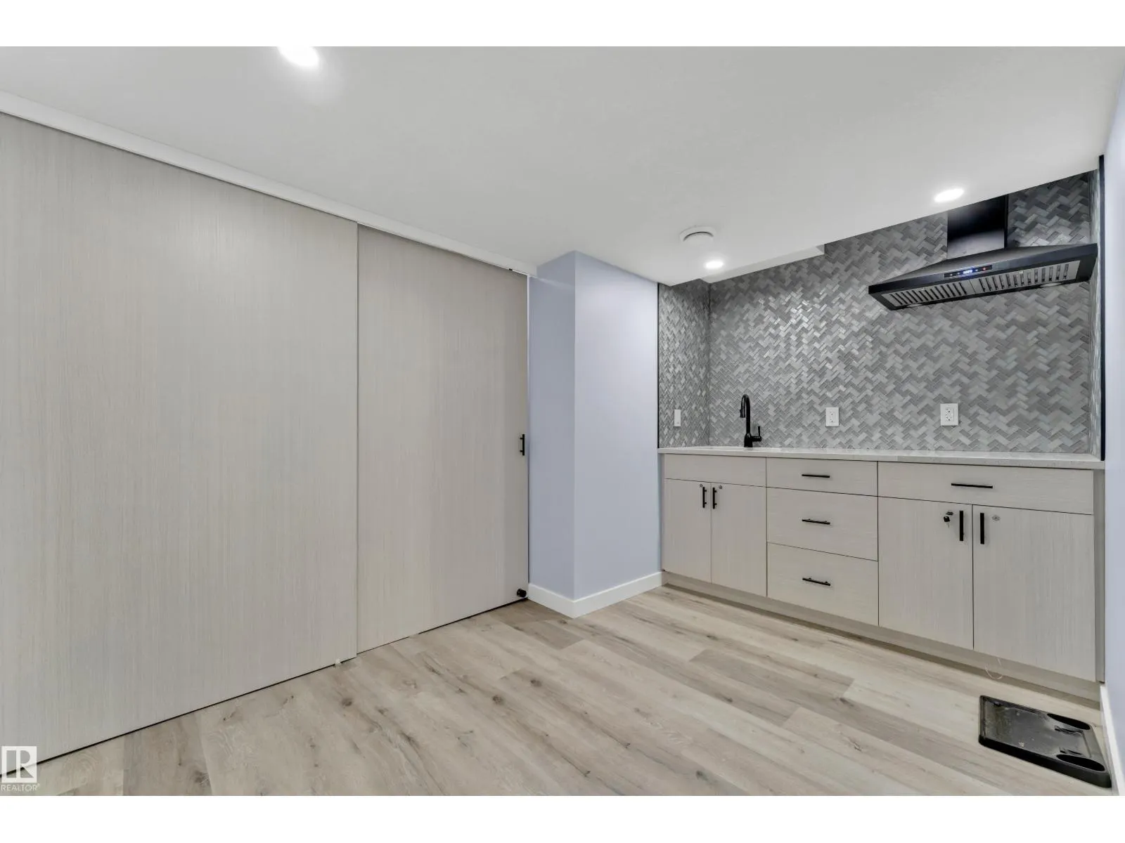 6364 174 AV NW