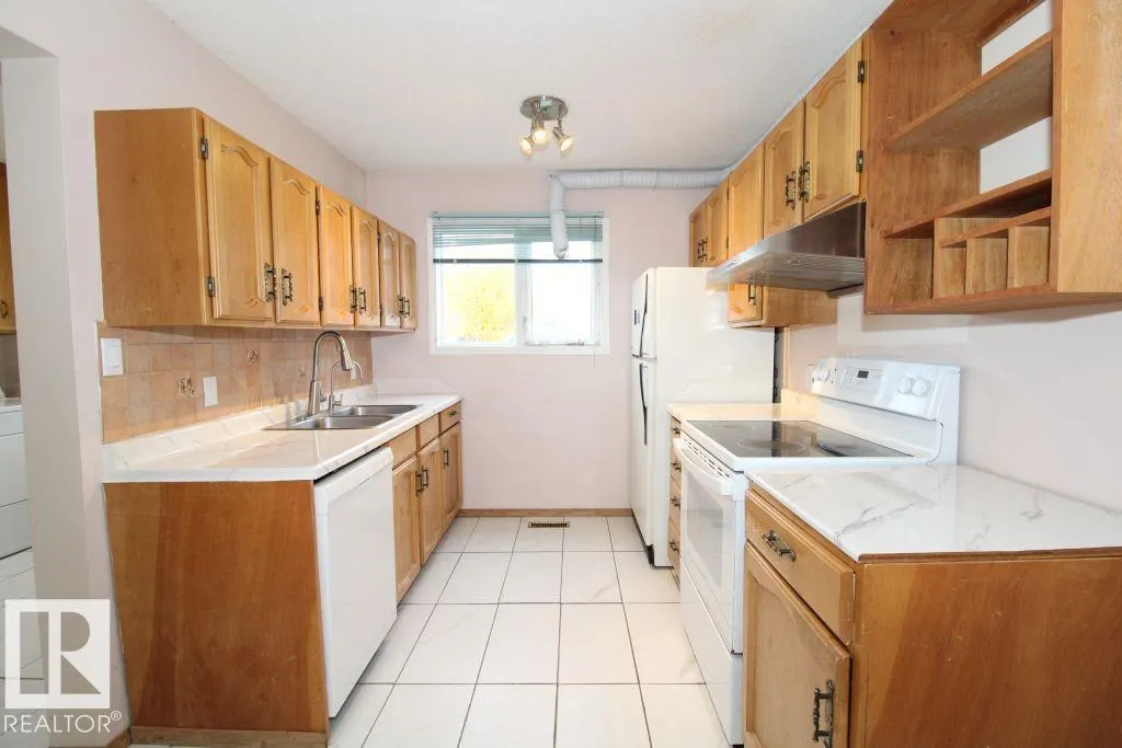 11393 22 AV NW