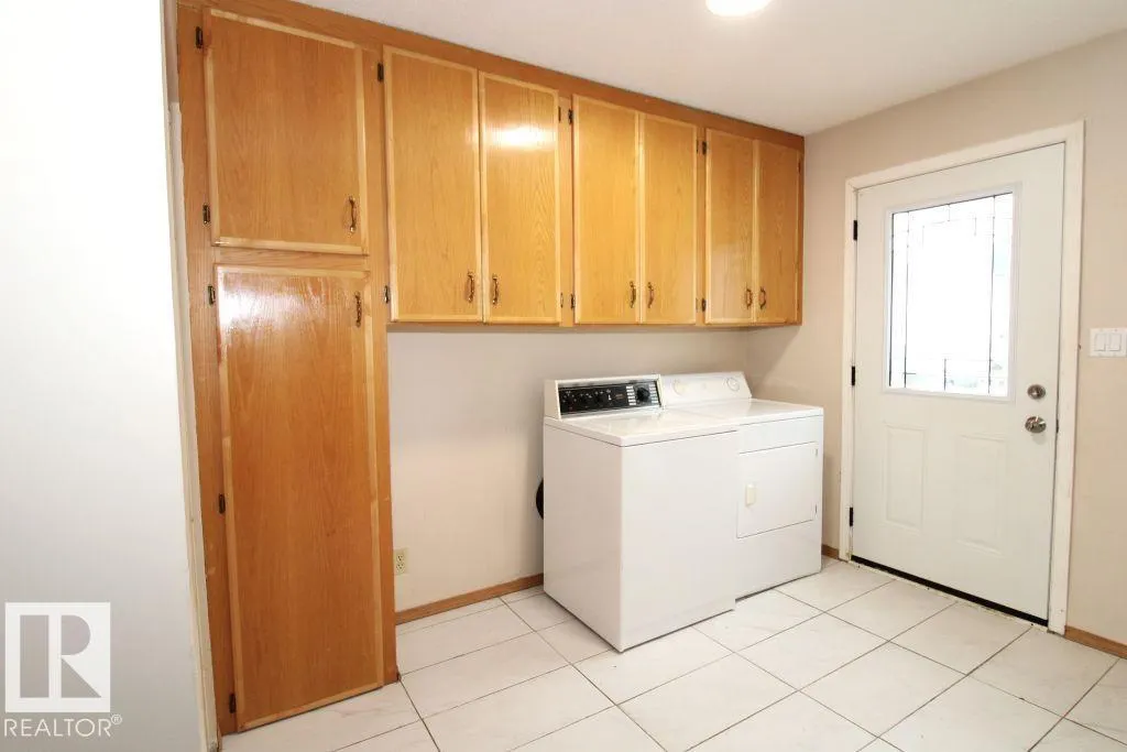 11393 22 AV NW