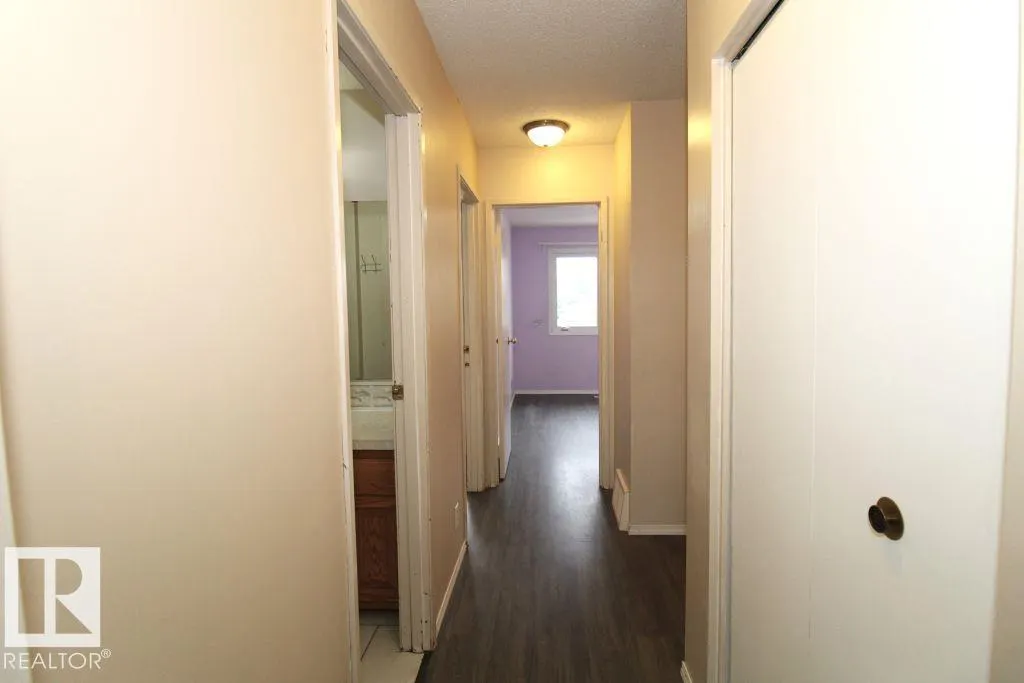 11393 22 AV NW