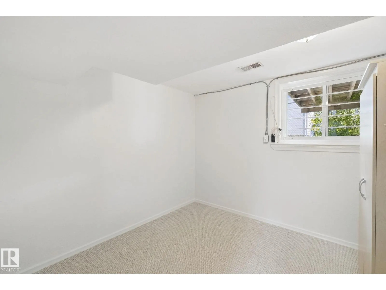 11946 70 ST NW