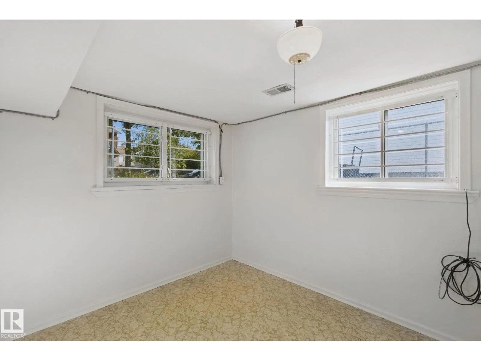 11946 70 ST NW