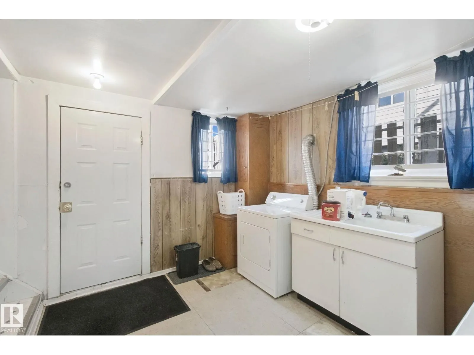 11946 70 ST NW